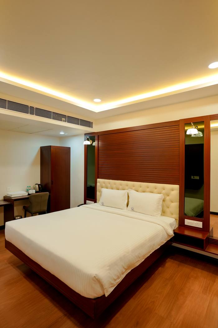 King Deluxe room at Legacy Square Hotel